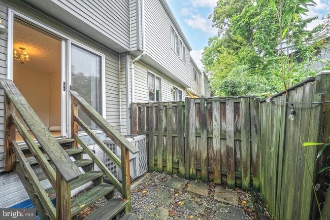 Building Photo - 2025 N Glebe Rd