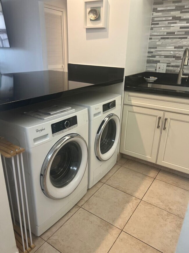Building Photo - Charming 2-Bedroom, 2-Bath Condo at Royal ...