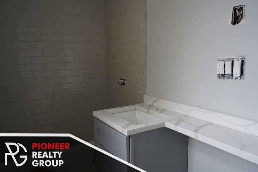 Building Photo - 503 W Belmont Ave