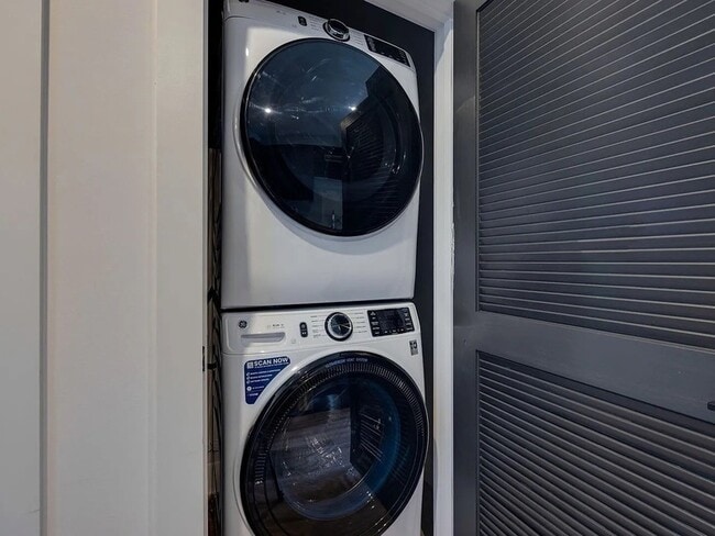 Building Photo - 303 31st Ave N