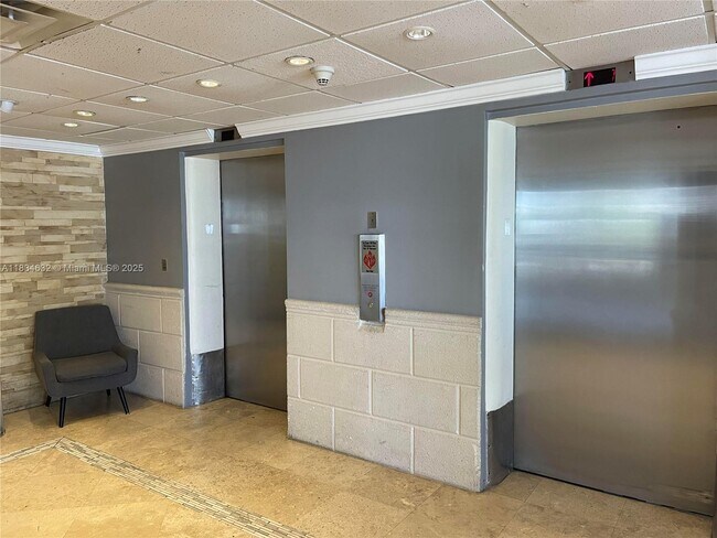 Building Photo - 7545 E Treasure Dr