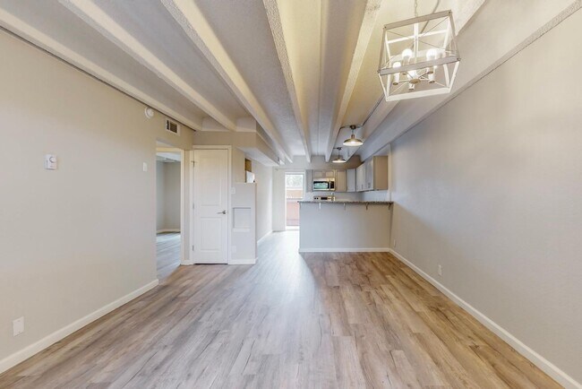 Building Photo - 1100 Alvarado Dr SE