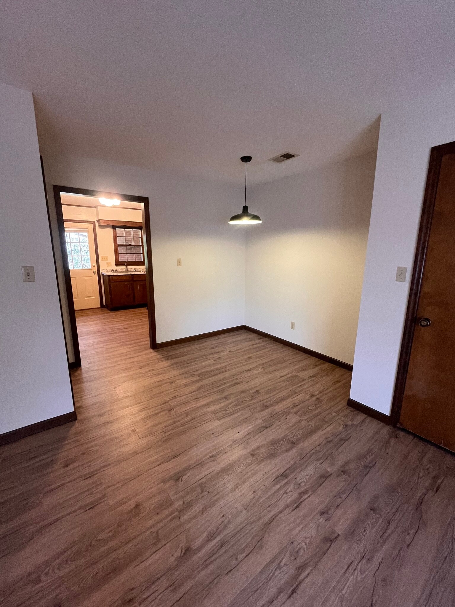 Building Photo - 2040 Pineview Dr