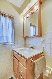 Building Photo - Large 3 Bed, 1 Bath - Central Air, Washer/Dryer