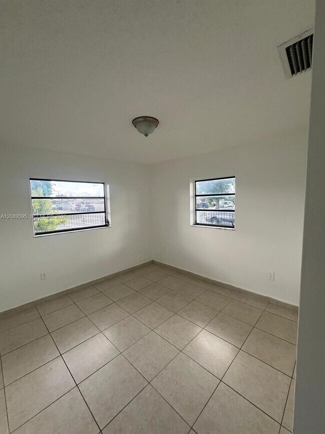 Building Photo - 1400 W 39th Pl