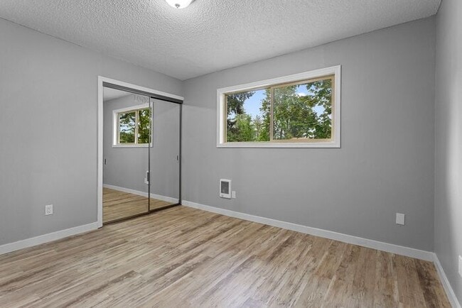 Building Photo - Spacious 2bed/1bath townhome