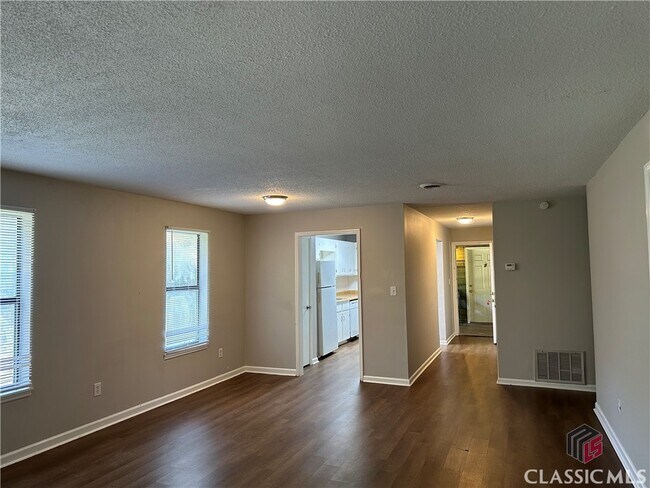 Building Photo - 120 Pinehurst Ct