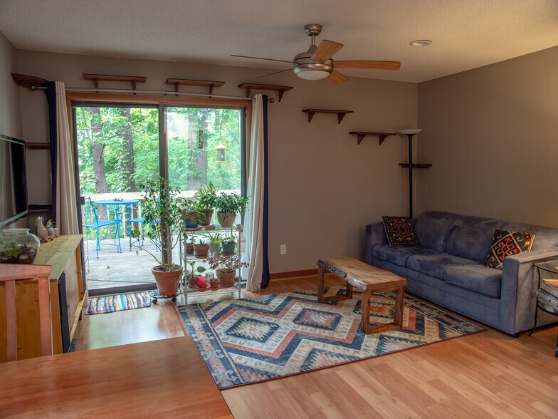 Building Photo - 210 Cedarwood Ln