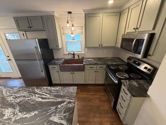 Building Photo - 2 Bedroom 2 Bath Brick rental home in Western Alamance county Fenced Yard 30x40 Garage custom Kit...