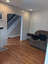 Building Photo - Renovated South Oakland 6 bedroom House