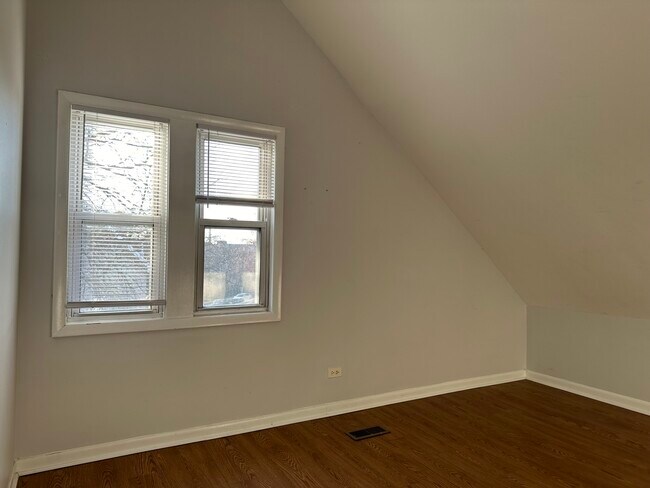 Building Photo - 2451 N Marshfield Ave