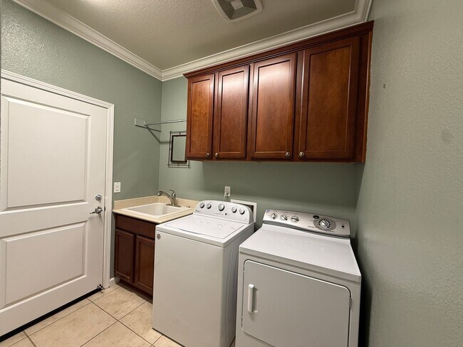 Building Photo - 55+ Community Home in Great Condition!