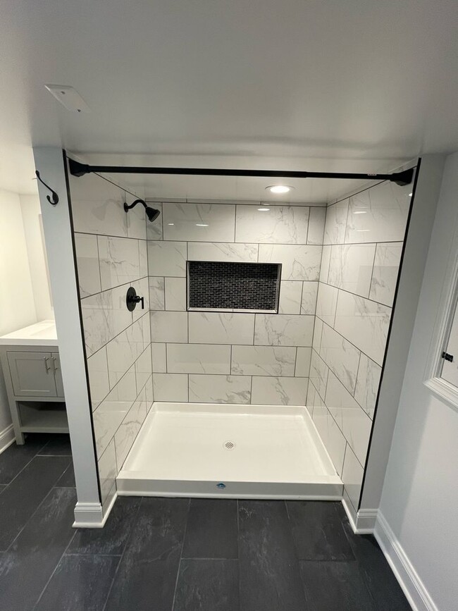 Building Photo - Bright 3-Bed, 2.5-Bath Gem Next to Patters...