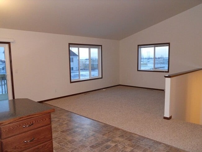 Building Photo - 3 Bed 3 Bath Twin Home