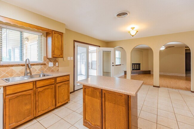 Building Photo - Beautiful Home Near Foothills Park With Gr...