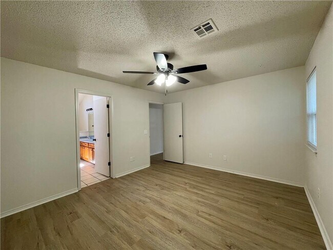 Building Photo - 947 Merry Ln