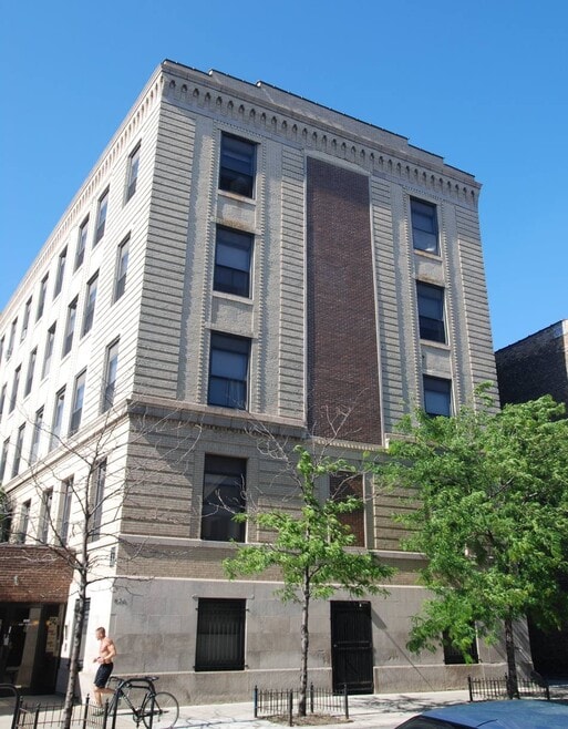 Building Photo - 620 W Belmont Ave