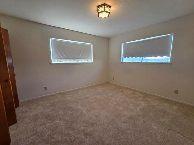 Building Photo - FOR LEASE!!