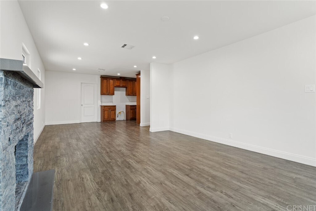 Building Photo - 7742 Bakman Ave