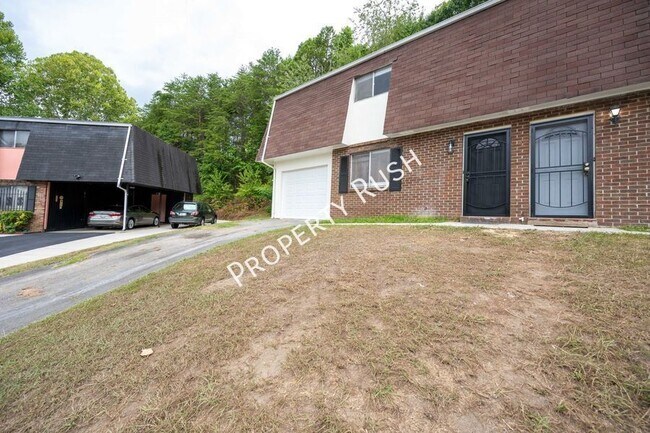 Building Photo - 2323 Green Forest Dr