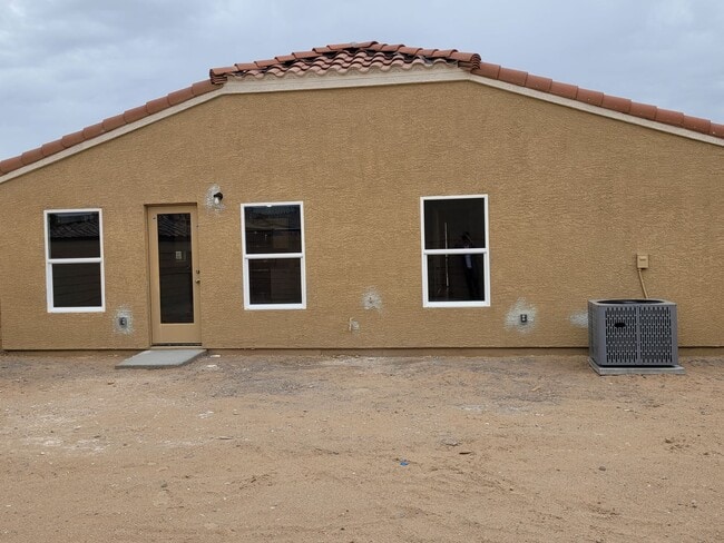 Building Photo - Beautiful 3/2 bath home located in Chaparral Terrace gated community.