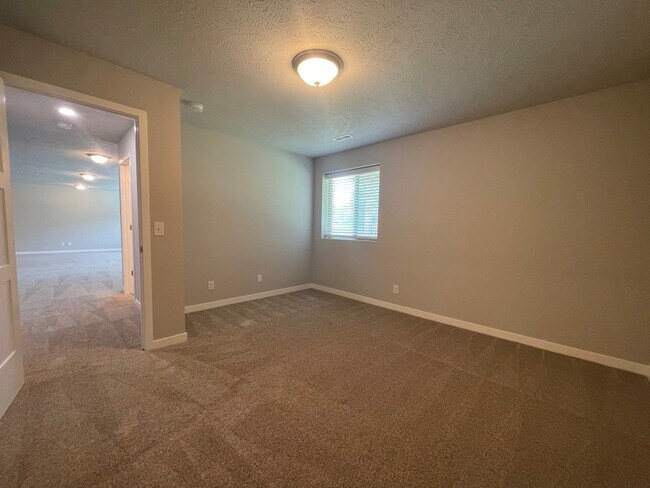 Building Photo - Large Home in Bellevue for Rent!