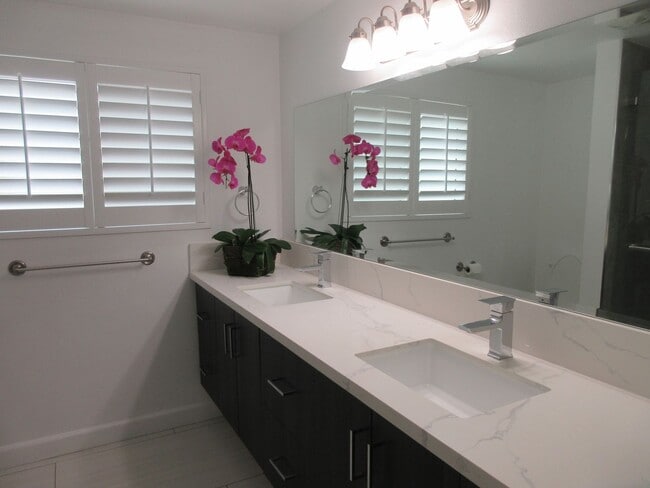 Building Photo - Beautifully updated Porter Ranch 3bed / 2 bath Home on Canby
