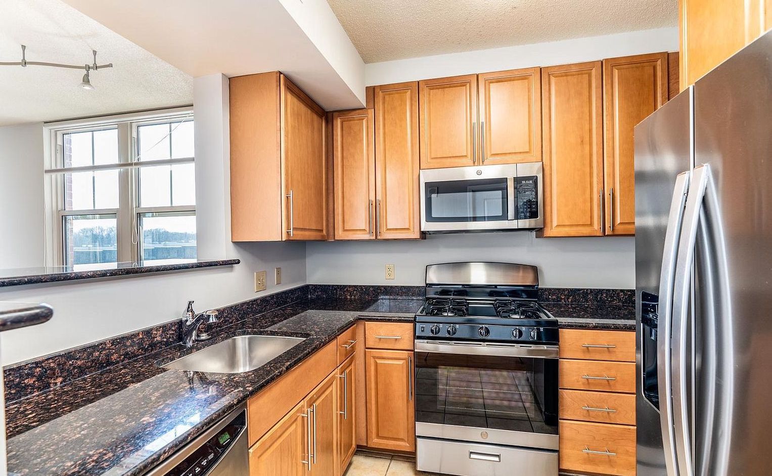 Building Photo - 11760 Sunrise Valley Dr
