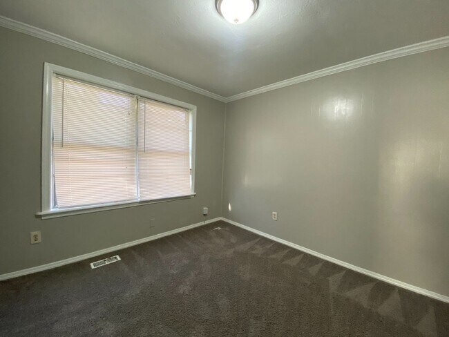 Building Photo - Huge 4 Bedroom in West Tulsa
