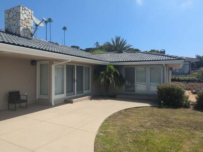 Building Photo - Gorgeous 3 bed 2.5 bath home with stunning Ocean Views and lots of natural light, in the highly s...