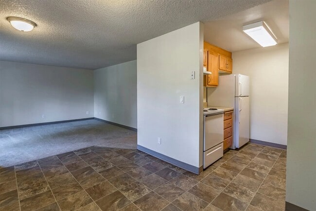 Building Photo - 855 NE Hill Way