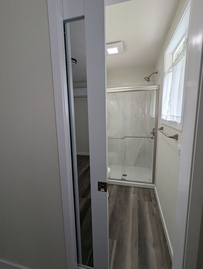 Building Photo - Very nice 3 bd 2 bath