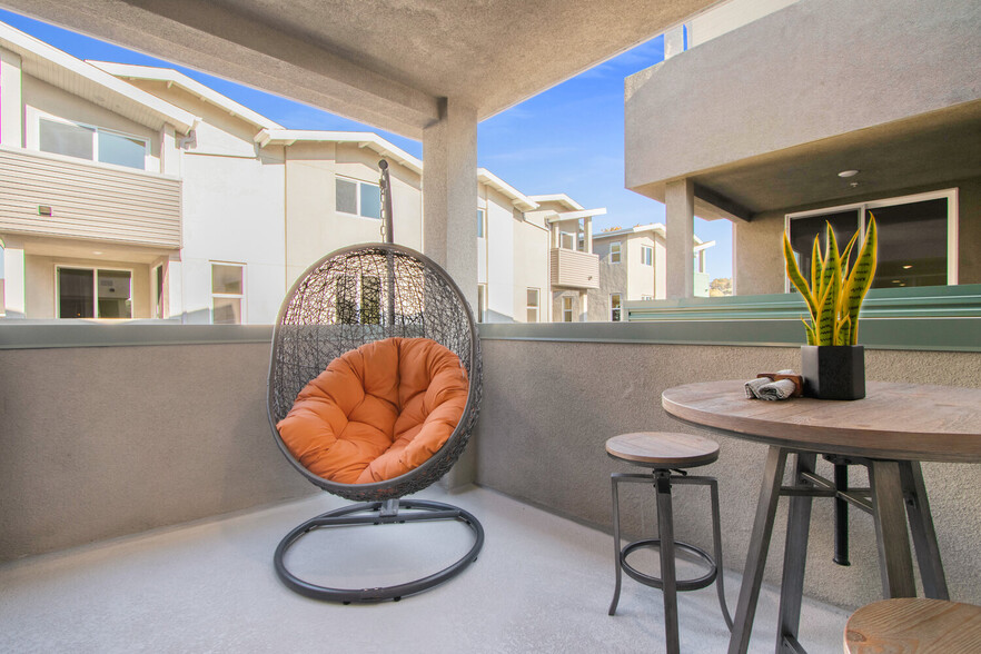 3 Out Door Living Areas - 348 Walnut Ave