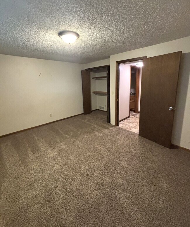 Building Photo - 3 Bed/ 1.5 bath Duplex for rent in desirable Waterloo location!