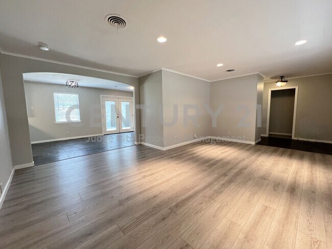 Building Photo - Beautifully Refreshed 3/2/2 in Fort Worth ...
