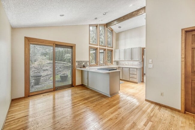 Building Photo - Single Family house on Meridian Valley Country Club.  Gated community