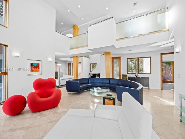 Building Photo - 450 Victoria Terrace