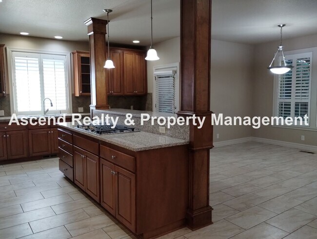 Building Photo - Elegant & Spacious 4 Bed & Bonus Home Buil...