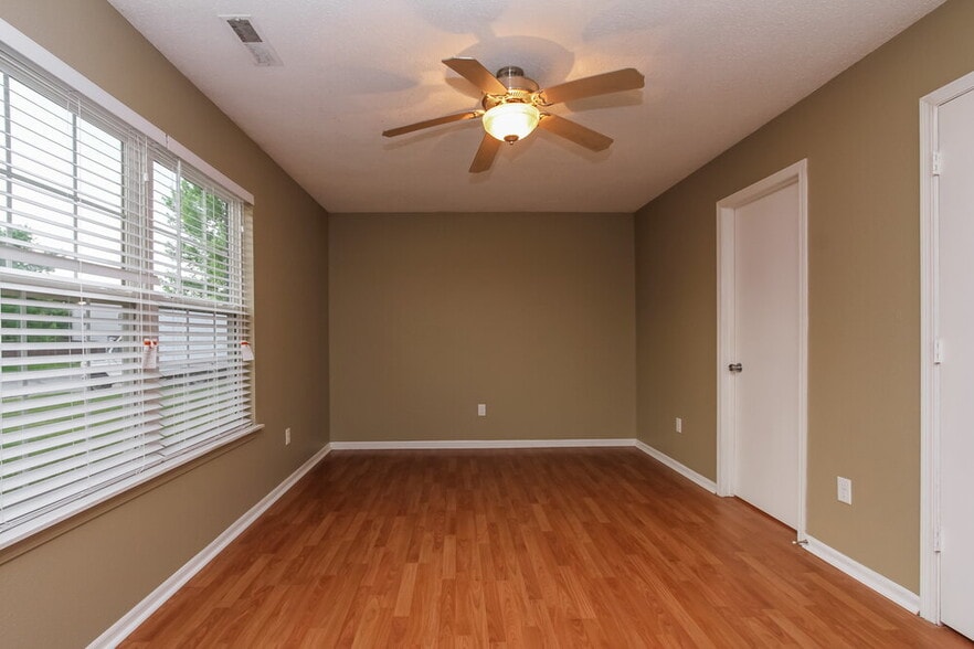 Building Photo - 17913 Sanibel Cir