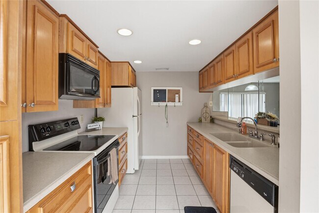 Building Photo - 1821 18th Ln