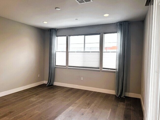 Building Photo - Modern Tri-Level Townhome in Prime Hayward...