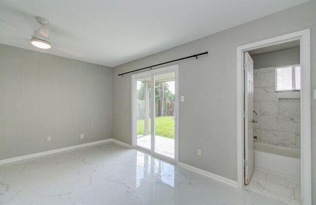 Building Photo - 326 Fair Oak Dr