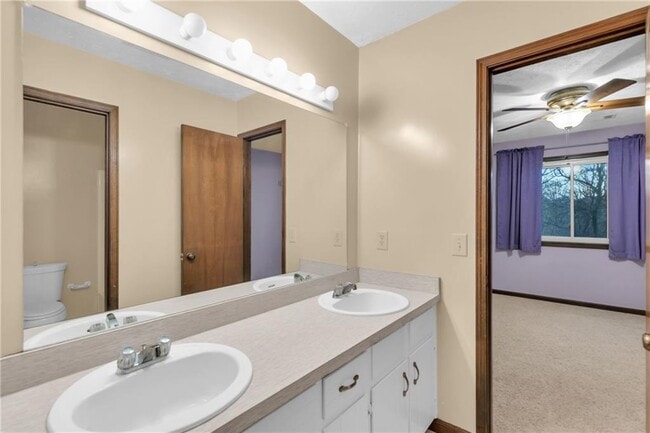 Building Photo - 1616 Maple Ridge Dr