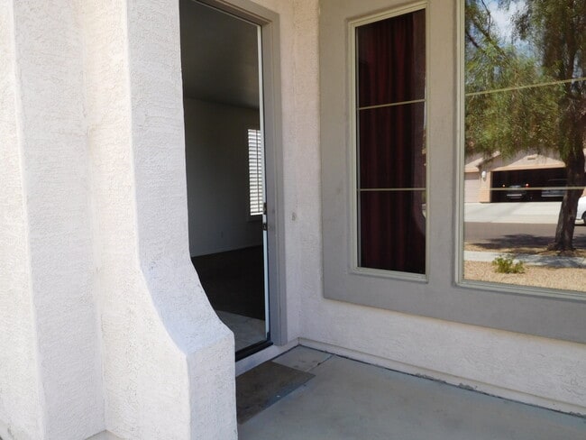 Building Photo - Lovely Single level with 4 Bed ,2 Bath and 3 Car Garage!