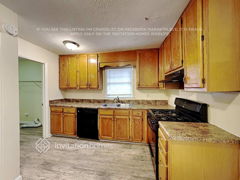 Building Photo - 3500 Rogers Dr