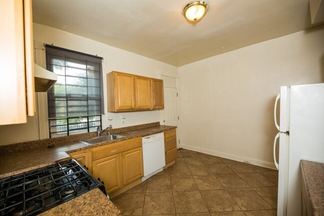 Building Photo - Charles Village 3bd/1.5ba Rowhome w/ W/D & A/C! --Available 8/14