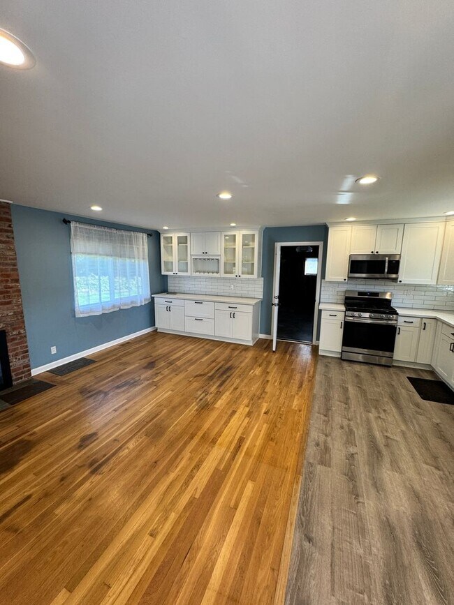 Building Photo - 3 Bedroom 1.5 baths! Walker & Cedar Hills ...