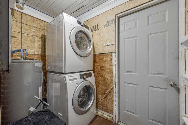 Building Photo - 2 Bedroom 1.5 bath All Brick Ranch in Rock...