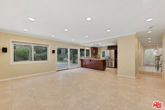 Building Photo - 11040 Salt Lake Ave