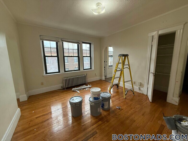 Building Photo - 349 Pleasant St